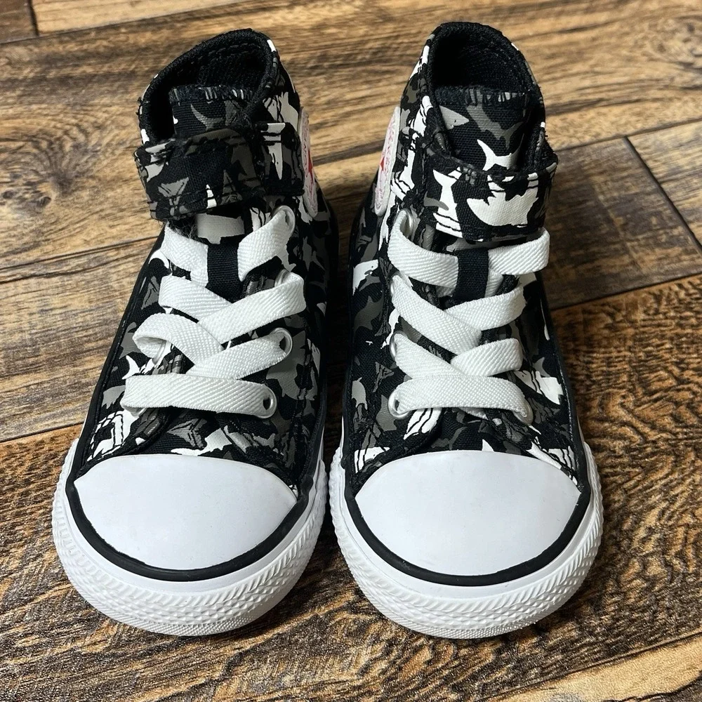 Converse All Star Kids Chuck Taylors High Top Sneakers Toddlers Sz 5 Sharks
